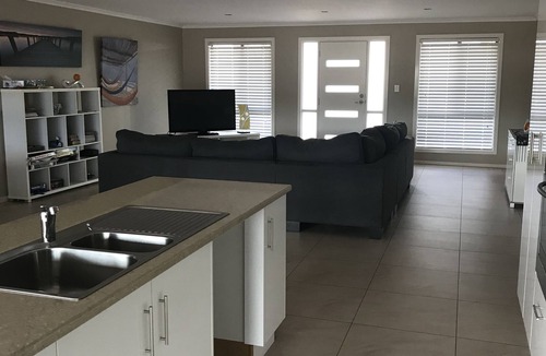 Moonta Bay House | Located within walking distance to Beautiful Simms Cove in a quiet Cul-de-Sac