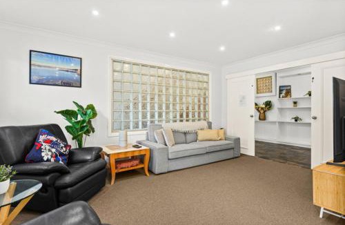 Barrack Heights House | Loftus Spacious Getaway