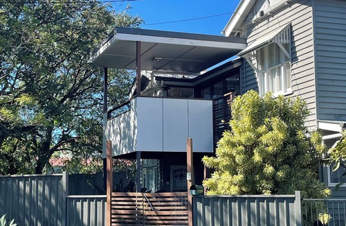 Enoggera House | Lone Pine Lodge - great for business, family, pets