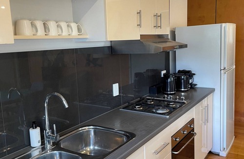 Enoggera House | Lone Pine Retreat - Bright, airy spaces, full kitchen, kids & pets welcome!