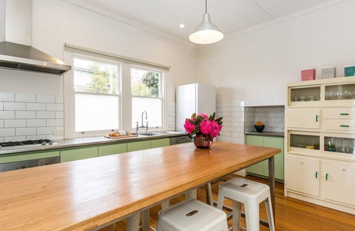Lorne House | Lotti's Cottage - Prime Position