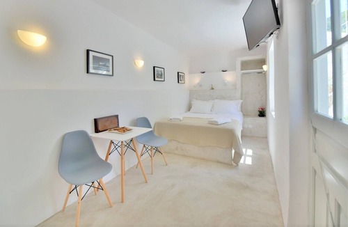 idhra House | Loukia's Apartments ( Garden Apartment )