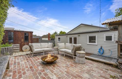 Golden Point House | Lovely 3-Bed with Alfresco Dining in Prime Suburb