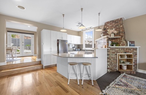 Golden Point House | Lovely 3-Bed with Alfresco Dining in Prime Suburb