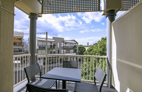 Kangaroo Point Apartment | Lovely 3 Bedroom, 2 Level Unit with Wi-fi & Pool close to Transport