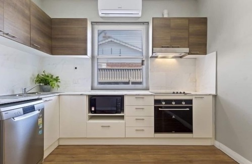 Richmond House | Lovely 3BR House w/secure carport, only 5min drive to Airport, City and Beaches