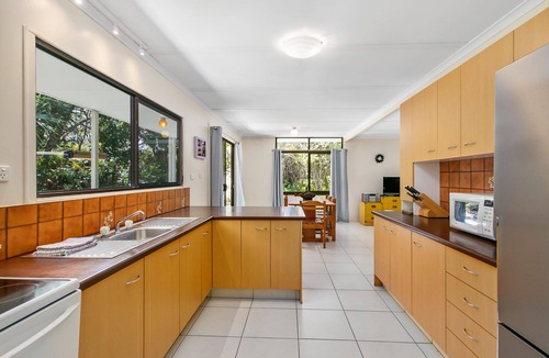 Point Lookout House | Low set 2 bedroom house only minutes walk to Cylinder and Home Beaches.