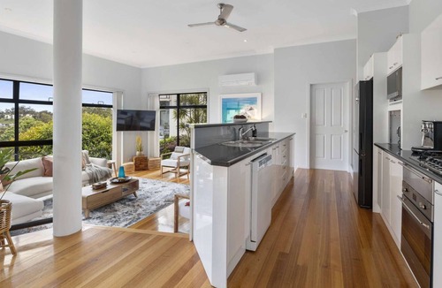 Korora House | Lunar Shore - Amazing Views, Walk to Beach, 5 Bedrooms, Workcation