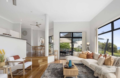 Korora House | Lunar Shore - Amazing Views, Walk to Beach, 5 Bedrooms, Workcation