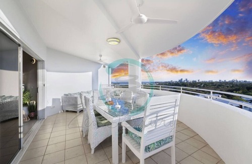 Woolner Apartment | Lux Beachfront PH~ Office ~ Pool ~ Skyline Views