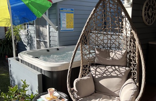 Budgewoi Cottage | LUXE Adults Retreat! w/Pool table, Spa, Firepit & close to Lake