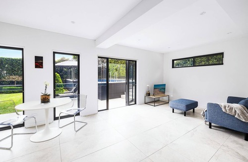 Vaucluse House | Luxe at Kings – Spacious 1BR Guest Suite with Pool & Garden Access