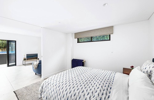Vaucluse House | Luxe at Kings – Spacious 1BR Guest Suite with Pool & Garden Access