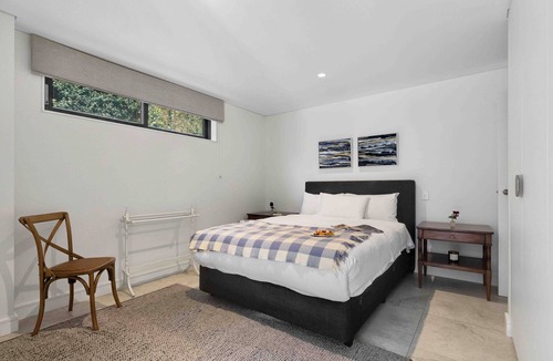 Vaucluse House | Luxe at Kings – Spacious 1BR Guest Suite with Pool & Garden Access
