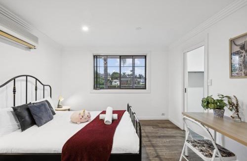 Glenfield House | Luxe Double Ensuite Room - Centrally Located at Glenfield