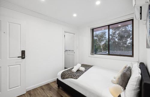 Glenfield House | Luxe Double Ensuite Room - Centrally Located at Glenfield