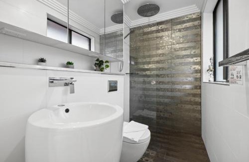 Glenfield House | Luxe Double Ensuite Room - Centrally Located at Glenfield
