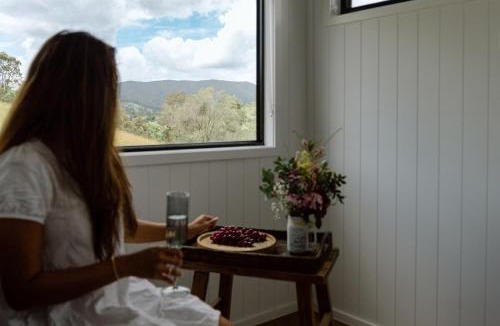 Kidaman Creek House | Luxe Farmstay, Main House and Brand New Tiny Home, Animals and Views!