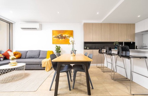 Flemington Apartment | Luxe Flemington Cityscape views Pool Gym Parking