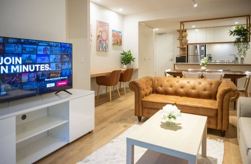 Doncaster Apartment | Luxe Modern I OPP Westfield I Pool I Gym I CarPark