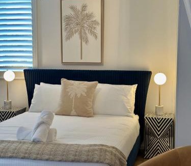 Edge Hill Apartment | Luxe Palm Studio Villa - In the heart of Edge Hill