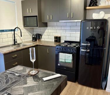 Edge Hill Apartment | Luxe Palm Studio Villa - In the heart of Edge Hill