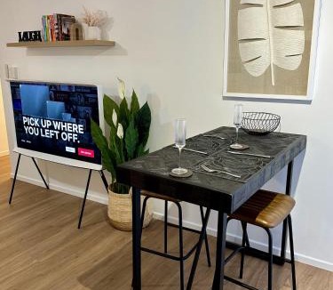 Edge Hill Apartment | Luxe Palm Studio Villa - In the heart of Edge Hill