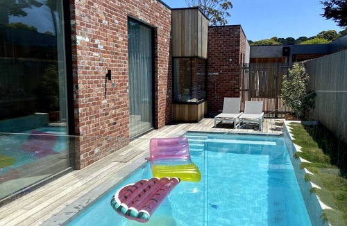 Flinders House | LUXE poolside living, in the heart of Flinders.