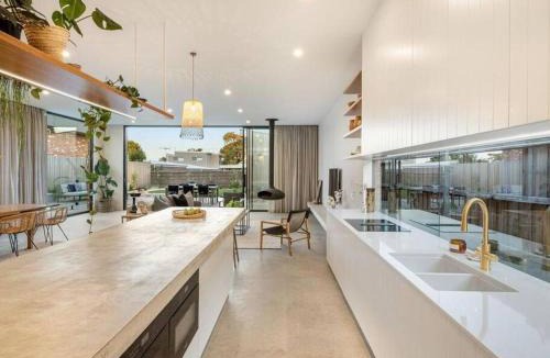 Flinders House | LUXE Poolside living, in the heart of Flinders