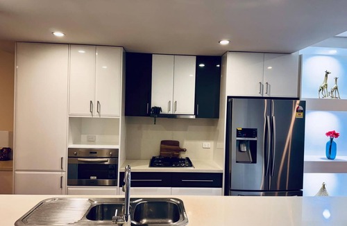 Maribyrnong House | Luxe Riverside 3BR Walk to Flemington Racecourse and Showgrounds 16 mins CBD