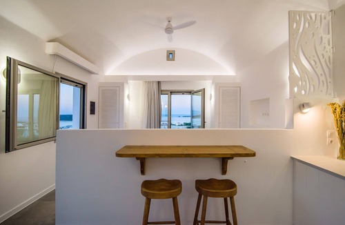 Diakofti Apartment | Luxuriate in MakriKythera's Private Jacuzzi Suite