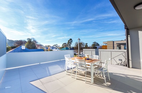 Kingston Beach Apartment | Luxurious Apartment, A Stones Throw From The Beach