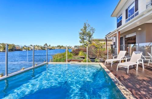 Birtinya House | Luxurious Waterfront Paradise Stunning Views