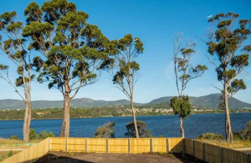 Sullivan's Cove Villa | Luxurious Waterfront home in the North of Hobart