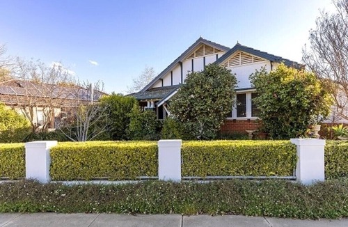 Wagga Wagga House | Luxuriously appointed, recently renovated 4 bed, 3 bath home in CBD