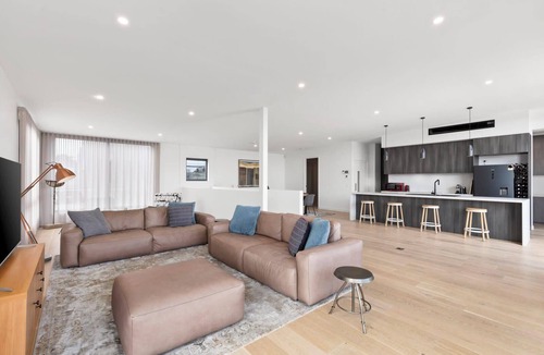 Anglesea House | Luxuriously Appointed Townhouse – River and Beach