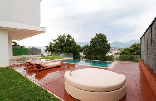 Mjull-Bathore House | LUXURY 3-BEDROOM VILLA WITH PRIVAT POOL&STUNNING VIEWS IN TIRANA
