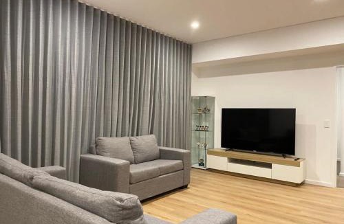 Adelaide Central Business District Apartment | Luxury 3 BR Apt with Pool-Gym-Sauna-Steam Room