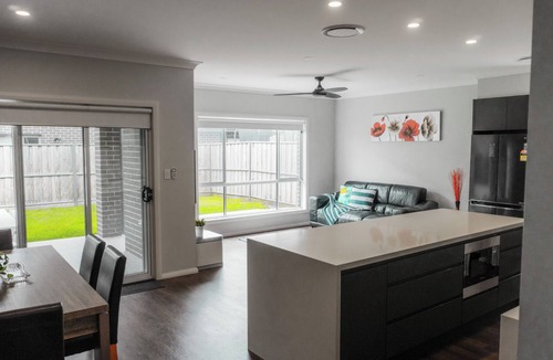 Gledswood Hills House | Luxury 4-bedroom house -Sleeps 10 Guests