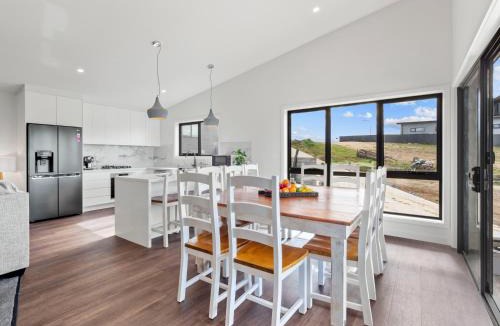 Jindabyne House | Luxury 5 Bedroom Home - Sentinel Chalet - Snowy Mountains - Jindabyne