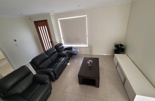 Schofields Villa | Luxury 5 Bedrooms Schofields Home + Back yard