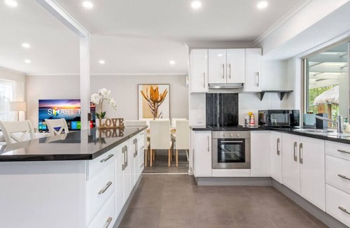 Oxenford House | Luxury 5BR Retreat Family house with Pool in GC