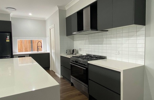 Gledswood Hills House | Luxury 7-bedroom home sleeps 16 Guests.