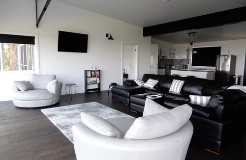 Hazelgrove House | Luxury accommodation - King size beds - stunning views - 5mins to Oberon