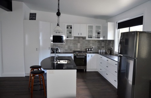 Hazelgrove House | Luxury accommodation - King size beds - stunning views - 5mins to Oberon