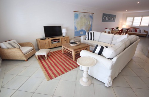South West Rocks Apartment | Luxury air conditioned apartment located in the centre of town with lift.