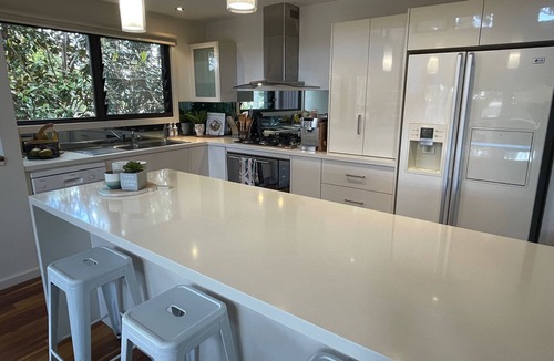 Denhams Beach House | Luxury beach house, 4 mins walk to Denhams Beach.