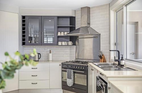Shelly Beach House | Luxury Beach House - Heated Private Pool & Heated Spa - Fire Pitt - Walk to Beach & Golf