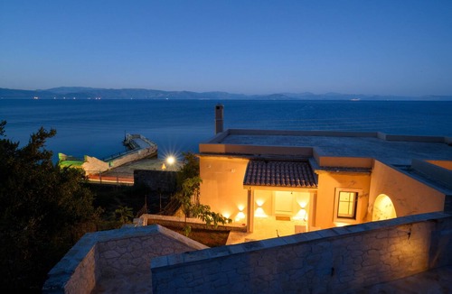 Dafnata House | Luxury Beachfront Villa with infinity Pool & Breathtaking Sea Views