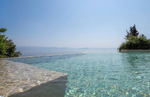 Dafnata House | Luxury Beachfront Villa with infinity Pool & Breathtaking Sea Views